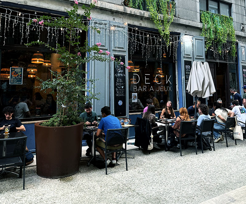 Bar à jeux à Grenoble avec joueurs autour d’une table au Deck Bar